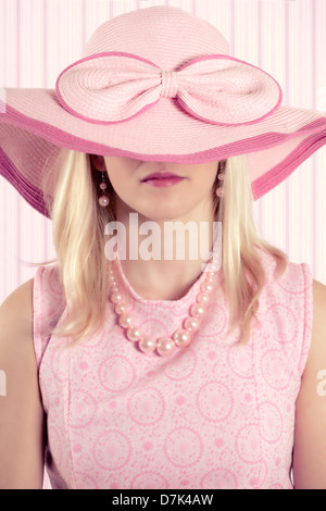 Una ragazza in 60s stile con un enorme cappello Foto Stock