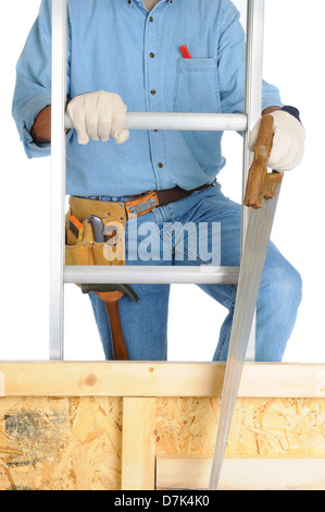 Primo piano di un falegname salendo una scala isolato su bianco. L'uomo che indossa una maglietta di lavoro jeans, Foto Stock