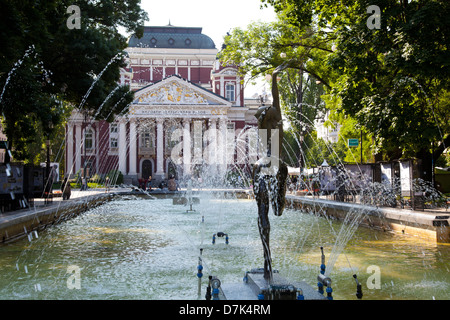 La Bulgaria, l'Europa, Sofia, Città Giardino, neo-classico Teatro Nazionale, Fontana al tramonto. Foto Stock