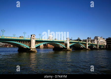 Vista oltre Southwark Bridge alla Cattedrale di St Paul, la città di Londra, Regno Unito Foto Stock