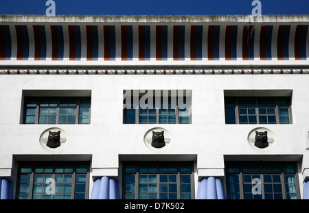 Gatto Nero simboli sulla Greater London House (ex Carreras fabbrica di sigarette) in Mornington Crescent, Londra, Regno Unito Foto Stock