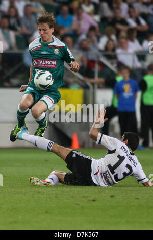 Varsavia, Polonia. 8 maggio 2013. Tadeusz Socha (Slask), Vladimir Dvalishvili (Legia) durante la seconda tappa della Coppa polacca finale tra Legia Varsavia e Slask Wroclaw dall'esercito polacco Stadium. Credit: Azione Plus immagini di Sport / Alamy Live News Foto Stock