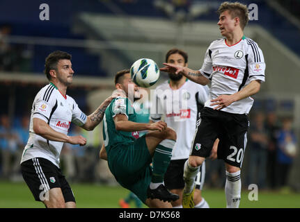 Varsavia, Polonia. 8 maggio 2013. Michal Zewlakow Jakub Kosecki (Legia), Mateusz Cetnarski (Slask) durante la seconda tappa della Coppa polacca finale tra Legia Varsavia e Slask Wroclaw dall'esercito polacco Stadium. Credit: Azione Plus immagini di Sport / Alamy Live News Foto Stock