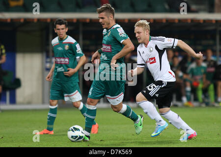 Varsavia, Polonia. 8 maggio 2013. Marcin Kowalczyk (Slask), Daniel Lukasik (Legia) durante la seconda tappa della Coppa polacca finale tra Legia Varsavia e Slask Wroclaw dall'esercito polacco Stadium. Credit: Azione Plus immagini di Sport / Alamy Live News Foto Stock