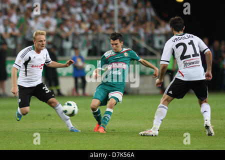 Varsavia, Polonia. 8 maggio 2013. Waldemar Sobota (Slask), Daniel Lukasik, Ivica Vrdoljak (Legia) durante la seconda tappa della Coppa polacca finale tra Legia Varsavia e Slask Wroclaw dall'esercito polacco Stadium. Credit: Azione Plus immagini di Sport / Alamy Live News Foto Stock