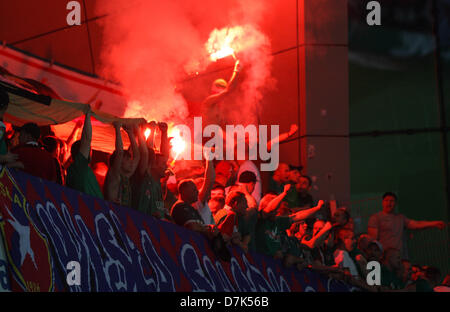 Varsavia, Polonia. 8 maggio 2013. Razzi in mezzo alla folla durante la seconda tappa della Coppa polacca finale tra Legia Varsavia e Slask Wroclaw dall'esercito polacco Stadium. Credit: Azione Plus immagini di Sport / Alamy Live News Foto Stock