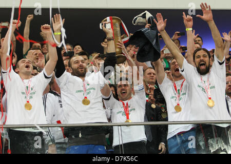 Varsavia, Polonia. 8 maggio 2013. Legia Warszawa celebrare con il trofeo dopo la seconda gamba del polacco per la finale di Coppa tra Legia Varsavia e Slask Wroclaw dall'esercito polacco Stadium. Credit: Azione Plus immagini di Sport / Alamy Live News Foto Stock