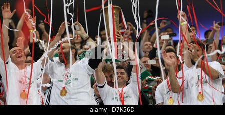 Varsavia, Polonia. 8 maggio 2013. Legia Warszawa celebrare con il trofeo dopo la seconda gamba del polacco per la finale di Coppa tra Legia Varsavia e Slask Wroclaw dall'esercito polacco Stadium. Credit: Azione Plus immagini di Sport / Alamy Live News Foto Stock