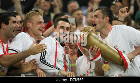 Varsavia, Polonia. 8 maggio 2013. Legia Warszawa celebrare con il trofeo dopo la seconda gamba del polacco per la finale di Coppa tra Legia Varsavia e Slask Wroclaw dall'esercito polacco Stadium. Credit: Azione Plus immagini di Sport / Alamy Live News Foto Stock