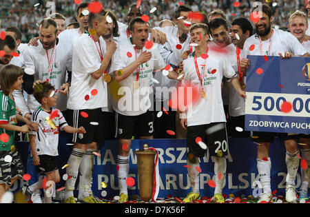 Varsavia, Polonia. 8 maggio 2013. Legia Warszawa celebrare con il trofeo dopo la seconda gamba del polacco per la finale di Coppa tra Legia Varsavia e Slask Wroclaw dall'esercito polacco Stadium. Credit: Azione Plus immagini di Sport / Alamy Live News Foto Stock