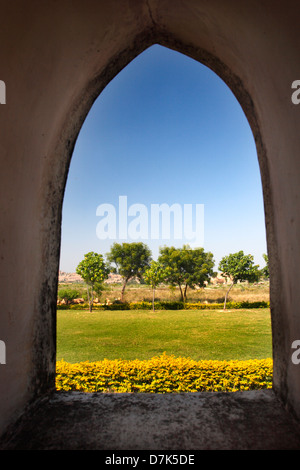 Vista da una finestra in regina della vasca, Royal Enclosure, Vijayanaga, Hampi, Karnataka, India Foto Stock