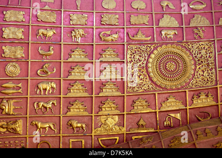 Lakshanas astrologici coprire i piedi del Buddha reclinato a Chauk Htat Gyi, Yangon, Myanmar 1 Foto Stock