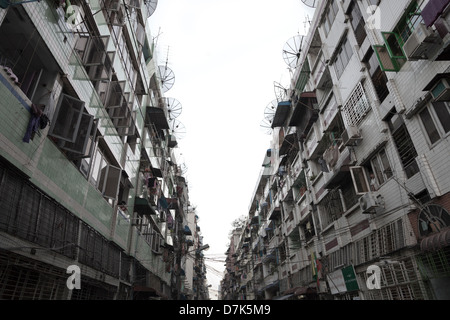 Gaunt street foderato con antenne paraboliche nel centro di Yangon, Myanmar 8 Foto Stock