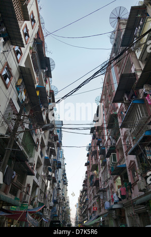 Gaunt street foderato con antenne paraboliche nel centro di Yangon, Myanmar 4 Foto Stock