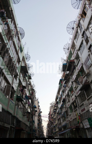 Gaunt street foderato con antenne paraboliche nel centro di Yangon, Myanmar 5 Foto Stock