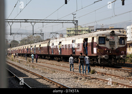 Un treno passeggeri in India Foto Stock