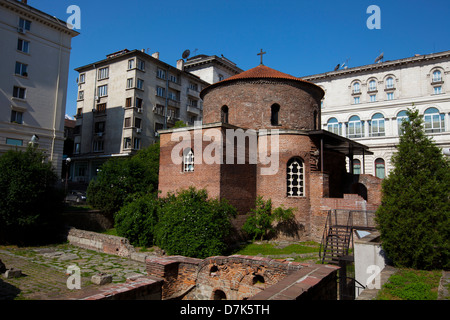 La Bulgaria, l'Europa, Sofia, Ploshtad Nezavisimost Place, Medievale Rotunda di Sveti Georgi. Foto Stock