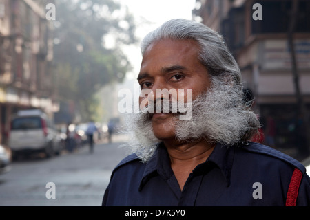 Ritratto di un uomo con una distintiva dei peli del viso in Mumbai India Foto Stock