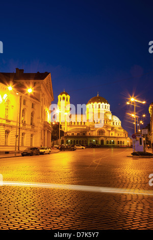 La Bulgaria, l'Europa, Sofia, illuminato Aleksandur Nevski Memorial Church da Ploshtad Assemblea Nazionale Square. Foto Stock