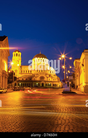 La Bulgaria, l'Europa, Sofia, illuminato Aleksandur Nevski Memorial Church da Ploshtad Assemblea Nazionale Square. Foto Stock