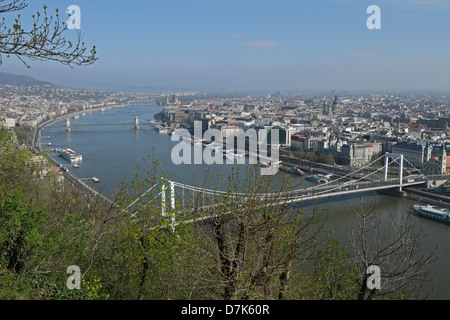 Il Ponte Elisabetta e il Ponte delle Catene e il Ponte Margherita attraversando il fiume Danubio, Budapest Foto Stock