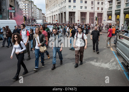 Milano, Italia - 7 Maggio 2013: studenti universitari marzo per protestare contro la evacuazione dei loro occupata bookstore di Milano Foto Stock