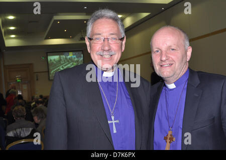 Armagh, Irlanda del Nord, Regno Unito. Il 9 maggio 2013. Il vescovo Trevor Williams, Vescovo di Limerick e Vescovo Alan Abernethy, Vescovo di Connor alla Chiesa di Irlanda Sinodo Generale Armagh City Hotel, Armagh, . 9 Maggio 2013: credito LiamMcArdle.com/Alamy Live News Foto Stock