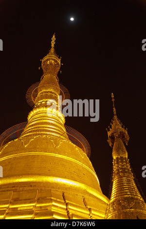 Gli Stupa al chiaro di luna a la Pagoda Boatataung, Yangon, Myanmar 3 Foto Stock