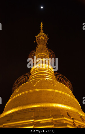 Gli Stupa al chiaro di luna a la Pagoda Boatataung, Yangon, Myanmar 4 Foto Stock