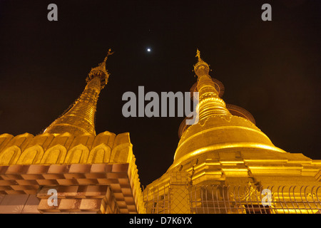 Gli Stupa al chiaro di luna a la Pagoda Boatataung, Yangon, Myanmar Foto Stock