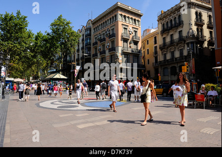 La Rambla, la famosa strada pedonale, si può camminare sopra il colorato pavimento in mosaico, creato da Joan Miró, 1976. Plaça de l Foto Stock