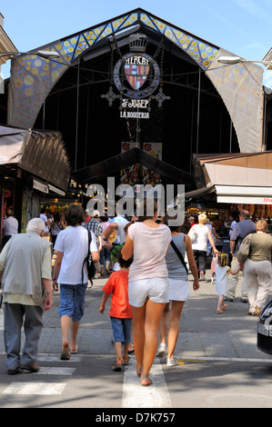 Mercat de Sant Josep, noto anche come La Boqueria, è colorato posto per fare la spesa, così come i negozi di prodotti esotici... Foto Stock