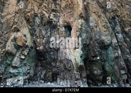 La mineralizzazione di rame e i miei adit in scogliere vicino Bunmahon nella costa di rame Geopark, nella contea di Waterford, Irlanda Foto Stock