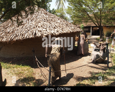 Il tribeswomen al loro rifugio nel Museo di Arusha Foto Stock
