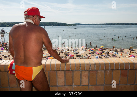 Berlino, Germania, visitatore appare dal sun deck del Wannsee lido sulla spiaggia Foto Stock