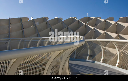 Metropol Parasol passerella curvi e design futuristico Siviglia Andalusia Andalusia Spagna Europa Foto Stock