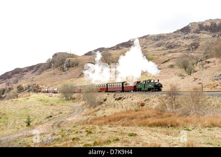 Locomotiva a vapore la trazione di un treno passeggeri sulla Welsh Highland linea ferroviaria del Galles e la Ffestiniog Railway, Galles Foto Stock