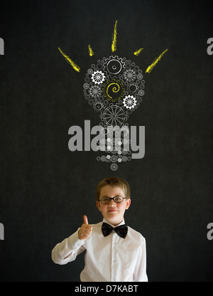 Thumbs up boy vestito come uomo d affari con brillante idea marcia cog lampadina su sfondo blackboard Foto Stock