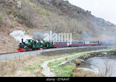 Una locomotiva a vapore la trazione di un treno passeggeri del Ffestiniog Railway sul Welsh Highland Railway, Galles Foto Stock