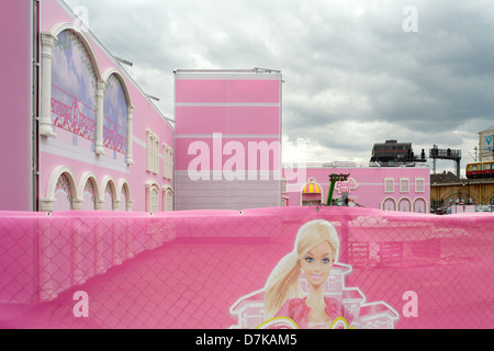 Berlino, Germania, con una famiglia di Barbie palloncino colorato sulla  famiglia disco rigido Foto stock - Alamy