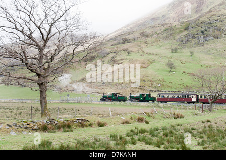 Una locomotiva a vapore la trazione di un treno passeggeri del Ffestiniog Railway sul Welsh Highland linea ferroviaria, Galles Foto Stock