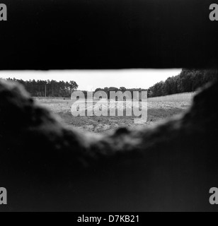 Berlino, gdr, guardando attraverso un foro nella parete sulla striscia di bordo Foto Stock