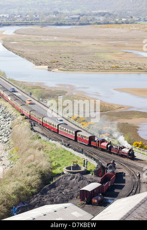 Una locomotiva a vapore la trazione di un treno passeggeri su ferrovia Ffestiniog, Galles Foto Stock