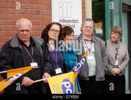 Nottingham, Regno Unito. Il 9 maggio 2013. Pc walkout membri dell'Independednt fondo vivente, equinozio House a sostegno del PC Walkout sul posto di lavoro. Ramo di PC lo sciopero sul posto di lavoro a piedi fuori giovedì 9 maggio 11.00-12.00. La Vita Indipendente fondo, Casa Equinox, Isola di Business Quarter, Nottingham. Credito: Pete Jenkins/Alamy Live News Foto Stock