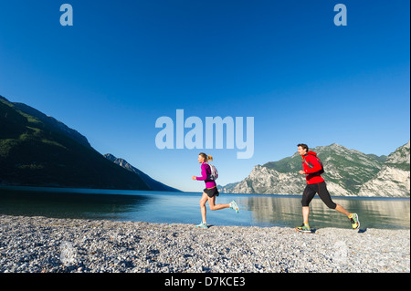 L'Italia, metà adulto giovane jogging sul Lago di Garda Foto Stock