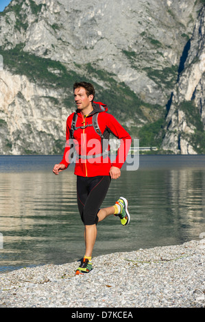 L'Italia, metà uomo adulto jogging sul Lago di Garda Foto Stock