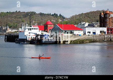 Immersioni subacquee piattaforma SD vesses Moorhen ormeggiata presso il molo nord nel porto di Oban Oban Scozia con kayak parte anteriore Foto Stock