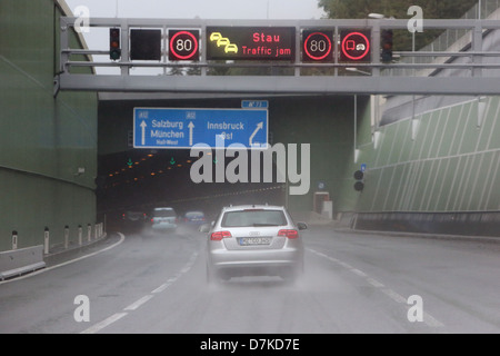 Innsbruck, Austria, Signalbruecke con avviso di congestione in corrispondenza di un ingresso in galleria Foto Stock