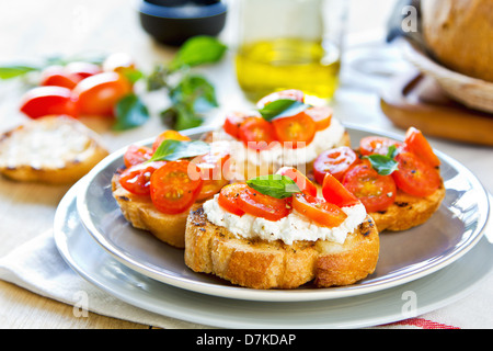 Pomodoro e formaggio crostini Foto Stock