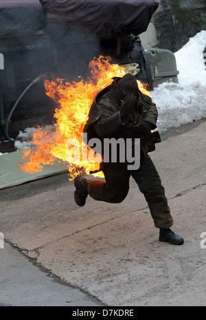 Potsdam, in Germania, la scena del fuoco stunt show presso il parco del cinema Babelsberg Foto Stock